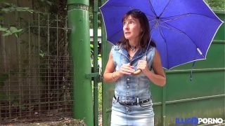 Cougar mature de 45 ans baisée dans le jardin [Full Video]